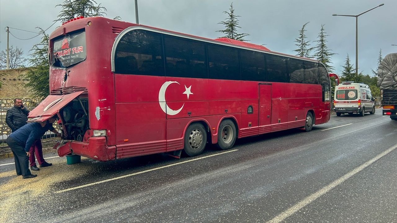 Uşak'ta İşçi Servisleri Çarpıştı: 20 Yaralı