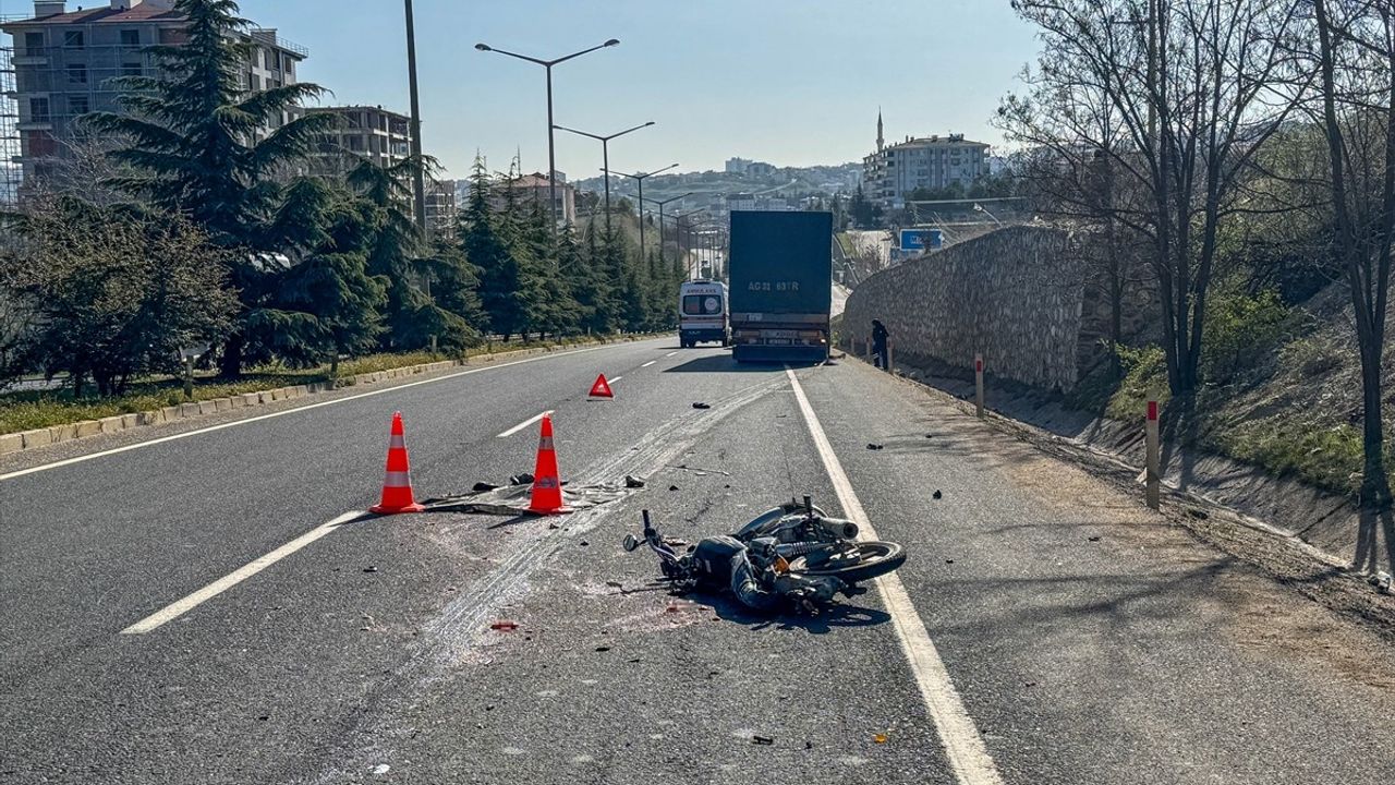 Uşak'ta Motosiklet Tırla Çarpıştı: Sürücü Hayatını Kaybetti