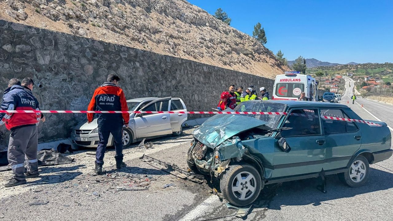 Uşak'ta Trafik Kazası: Karı Koca Hayatını Kaybetti, 3 Yaralı