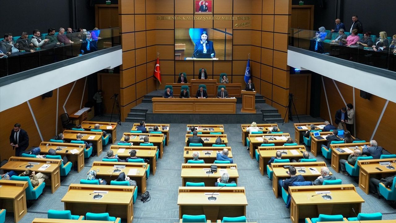 Üsküdar Belediye Meclisi'nde Gerginlik: AK Parti ve MHP'li Üyeler Salonu Terk Etti