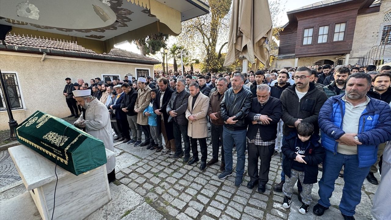 Üsküdar'da Komşusu Tarafından Bıçaklanan Kenan Hamarat Ebedi İstirahatine Uğurlandı