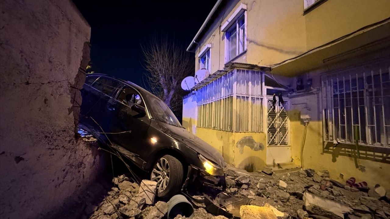 Üsküdar'da Otomobil Kazası: Sürücü Kaçtı