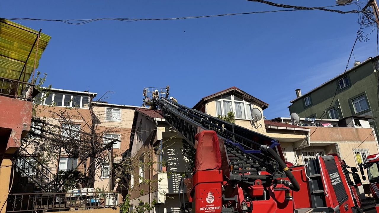 Üsküdar'da Şiddetli Rüzgar Çatıyı Uçurdu
