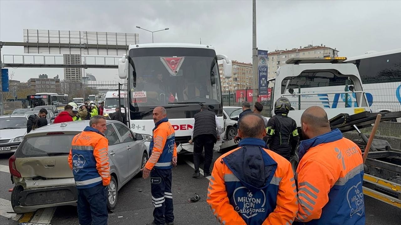 Üsküdar'da Zincirleme Trafik Kazası: 3 Yaralı