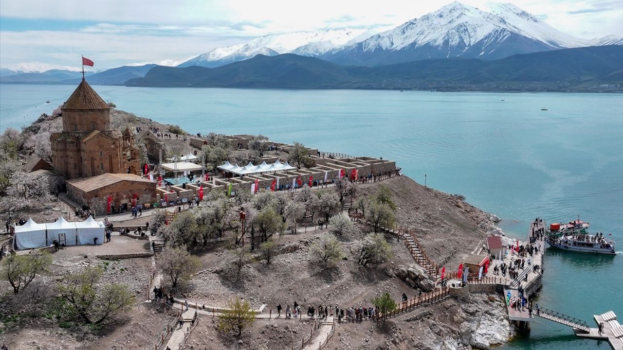 Van'da 3. Akdamar Adası Badem Çiçeği Festivali Coşkuyla Başladı