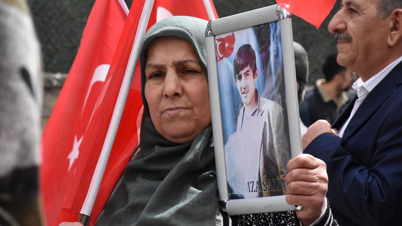 Van'da Aileler, DEM Parti Önünde Eylemlerine Devam Ediyor