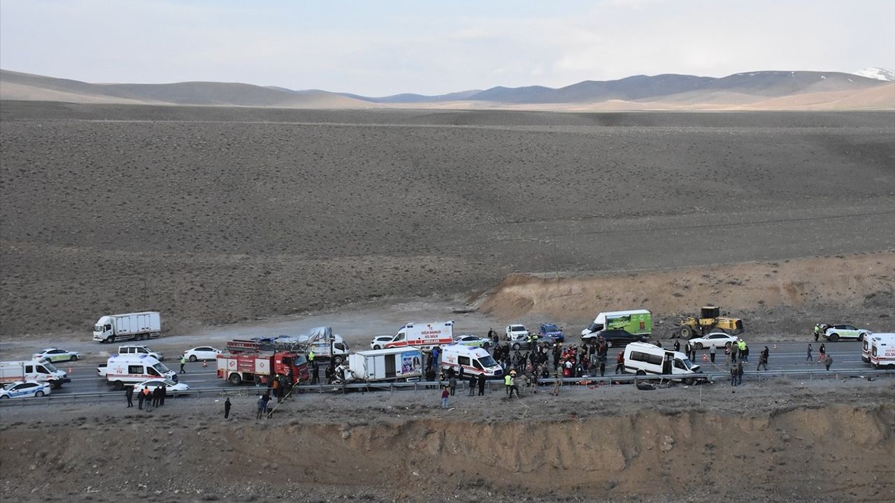 Van'da Feci Kaza: 6 Ölü, 13 Yaralı