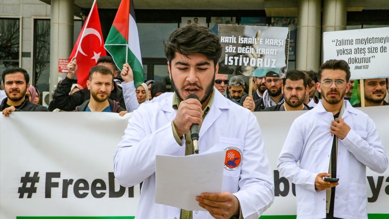 Van'da İsrail'in Gazze Saldırılarına Protesto: Sağlık Çalışanları ve Öğrenciler Bir Araya Geldi