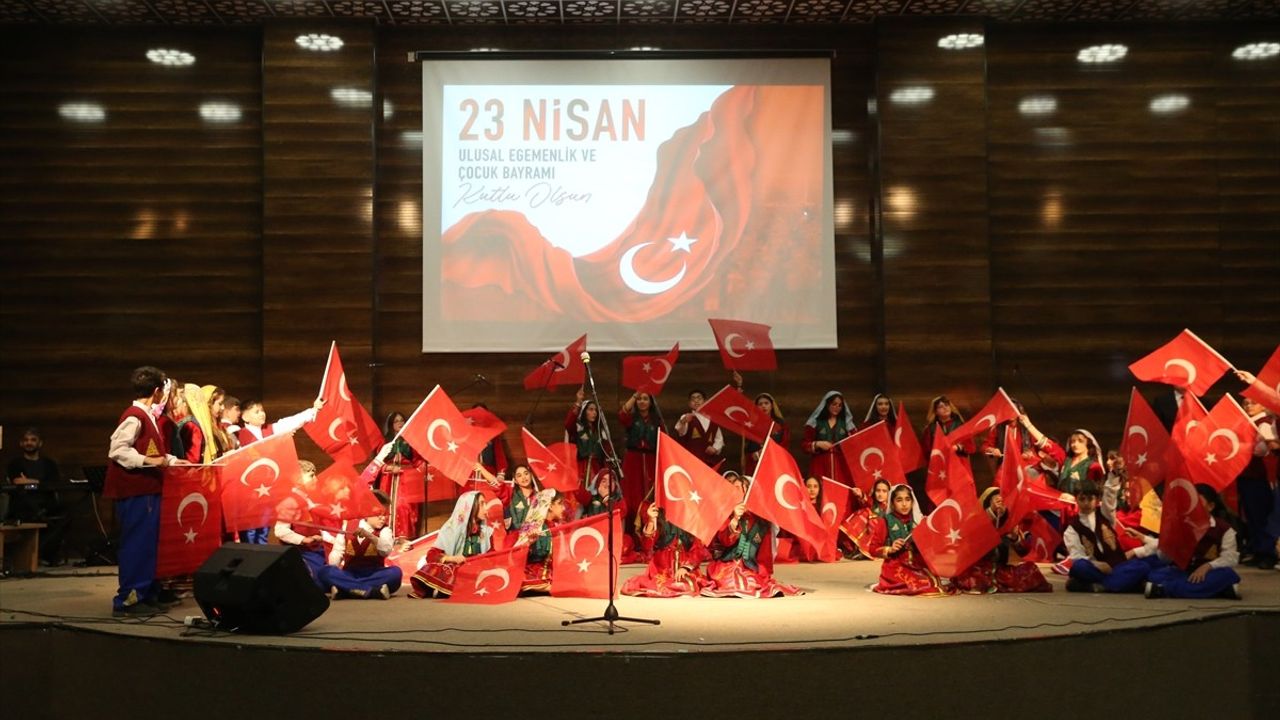 Van'da Ortaokul Öğrencilerinden 'Kurtuluştan Kuruluşa' Performansı