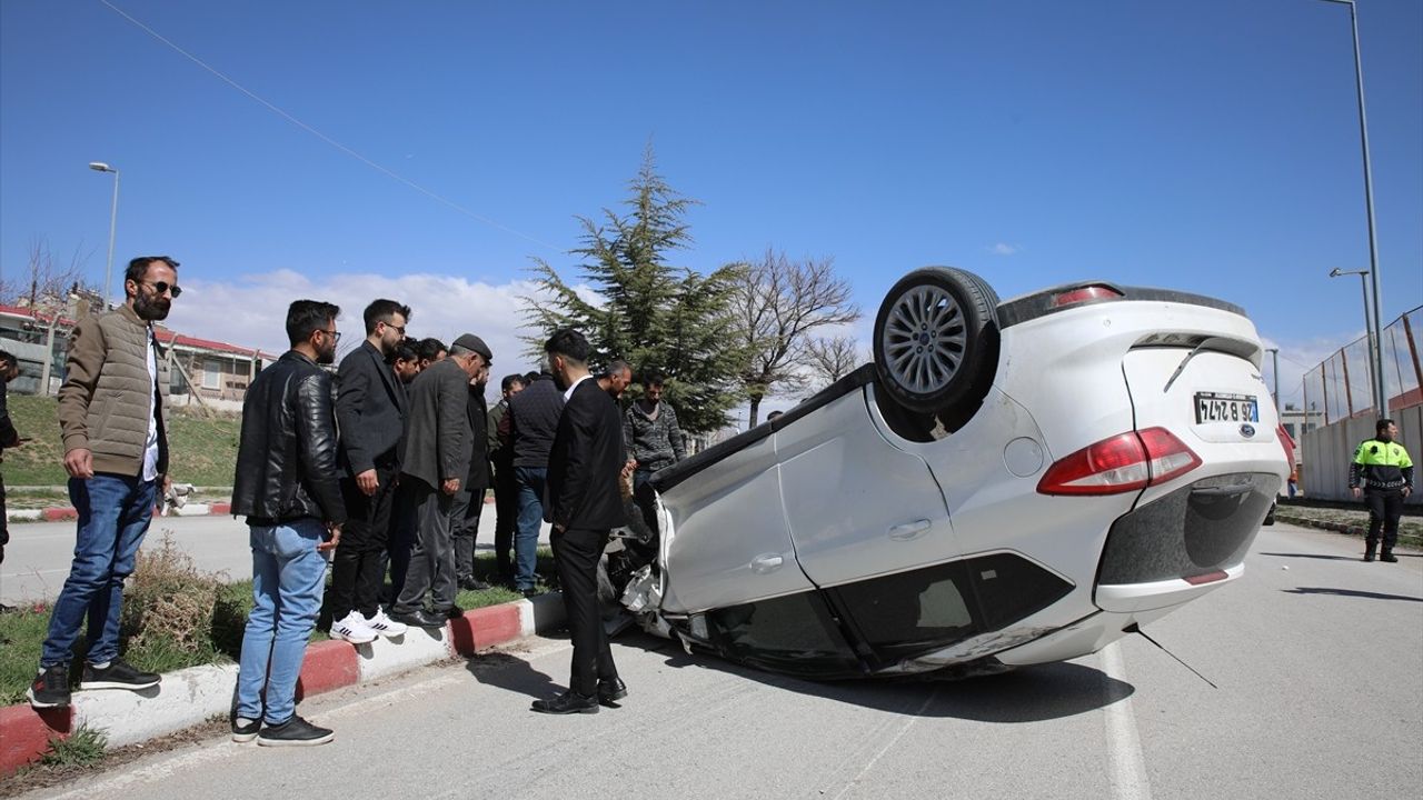 Van'da Otomobil ve Hafif Ticari Araç Çarpıştı: 5 Yaralı