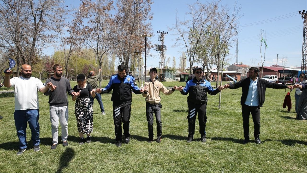 Van'da Özel Gereksinimli Çocuklar Uçurtma Şenliği ile Eğlendi