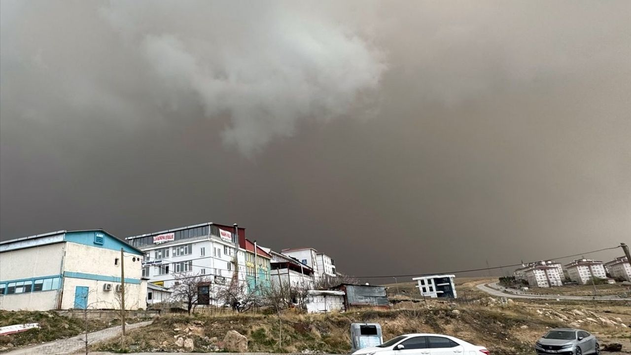 Van'da Toz Taşınımı Ve Sağanak Yağış Yaşamı Zorlaştırıyor