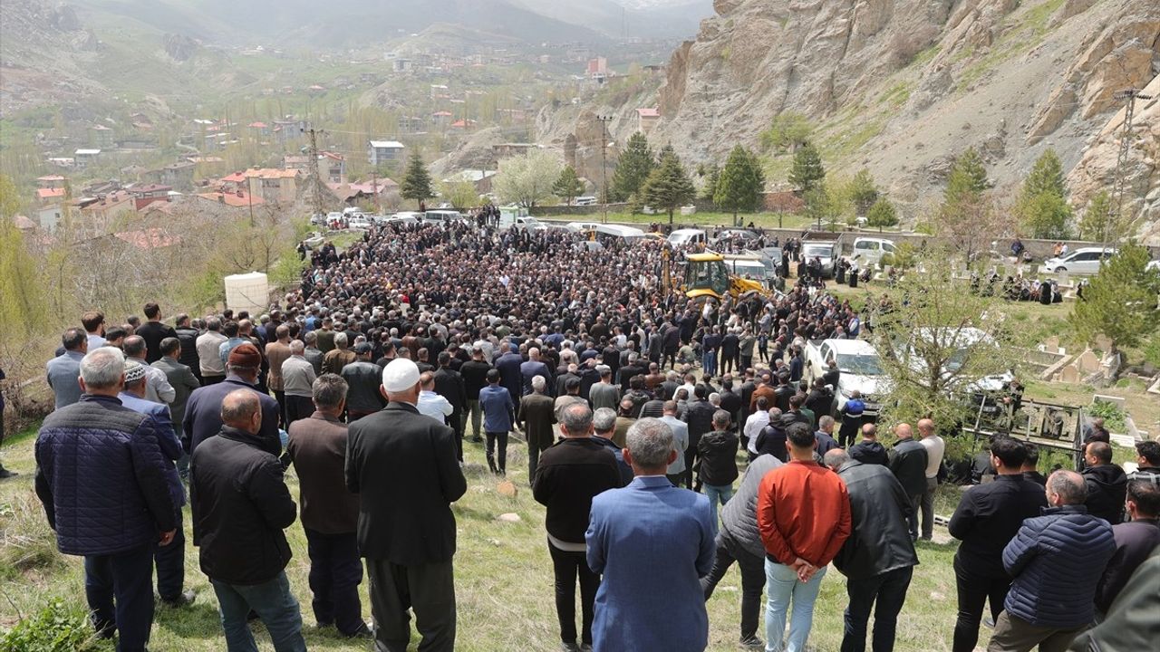 Van'daki Trafik Kazasında 8 Kişi Hayatını Kaybetti: 5 Cenaze Hakkari'de Defnedildi