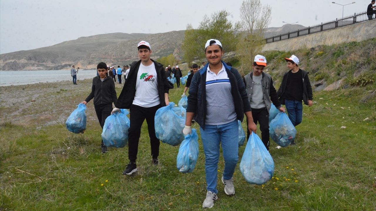 Van Gölü Sahilinde Temizlik Gösterisi