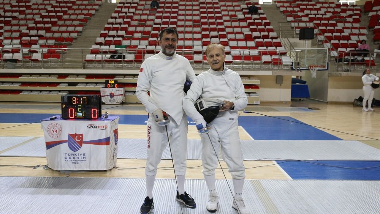 Veteran Eskrimci Mahmut Mete Gür, Yetişkinler Arasında Sporun Yaygınlaşması İçin Mücadele Ediyor