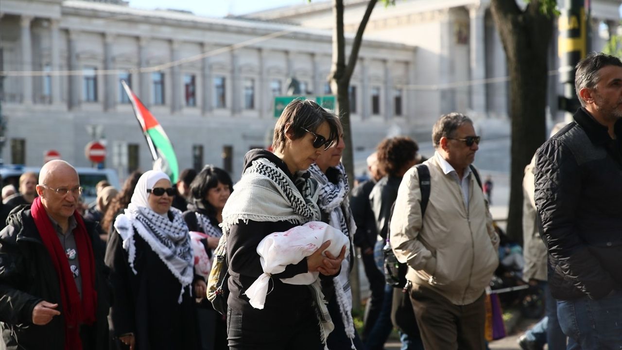Viyana'da Gazze'deki Soykırım İçin Hüzün Yürüyüşü Düzenlendi