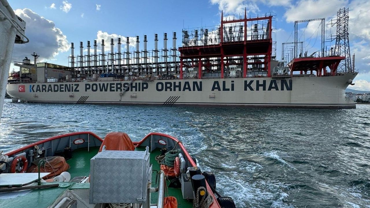 Yalova'da Karaya Oturan Enerji Gemisine Kurtarma Çalışması Başlatıldı