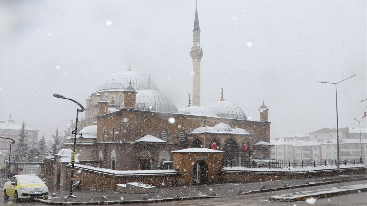 Yozgat'ta Etkili Kar Yağışı Şehri Beyaza Bürüdü