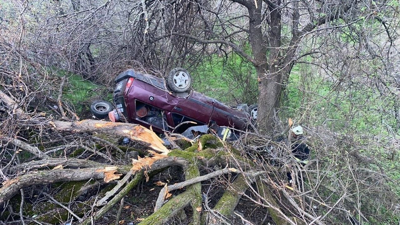 Yozgat'ta Şarampole Devrilen Otomobilde 5 Yaralı