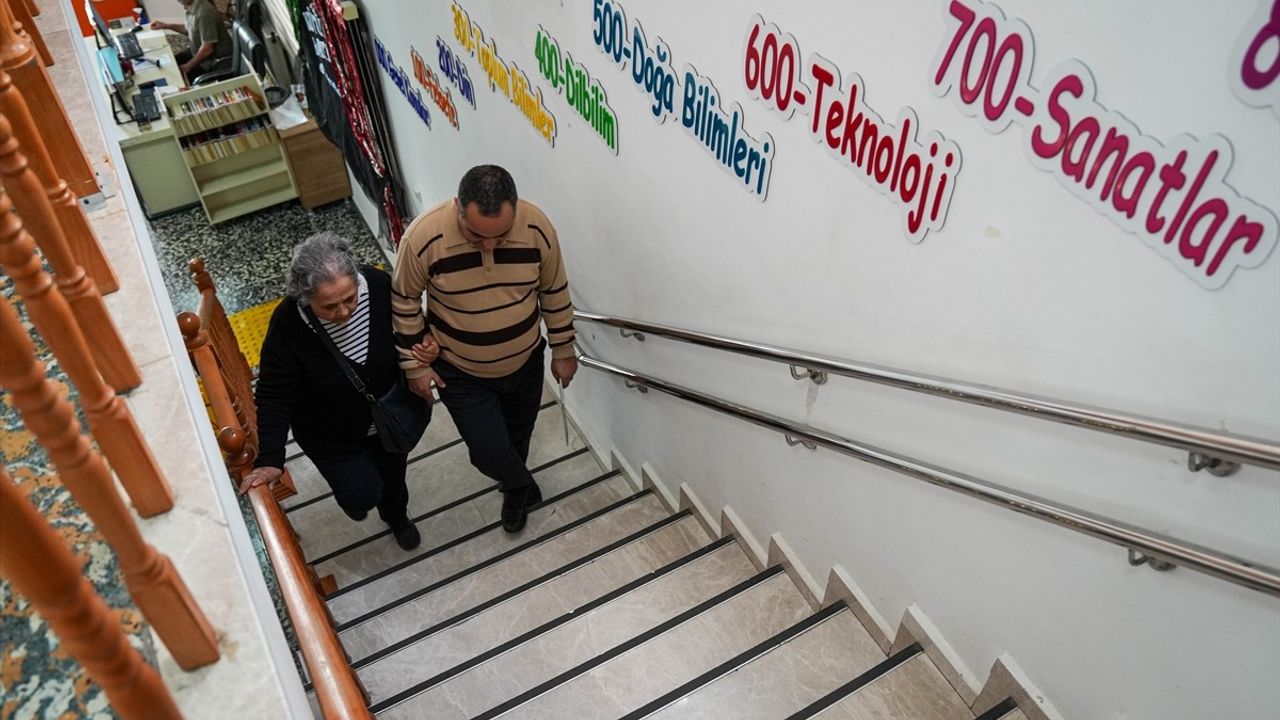 Zihinsel Engelli Mete, Kütüphanedeki 95 Kitapla Engelleri Aşıyor