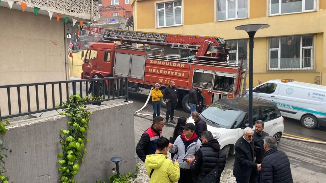 Zonguldak'ta Yangında Mahsur Kalan Yaşlı Adam Kurtarıldı