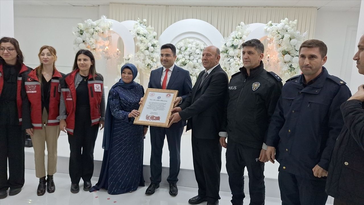 Zonguldaklı Çift 40. Evlilik Yıl Dönümünü Düğünle Kutladı