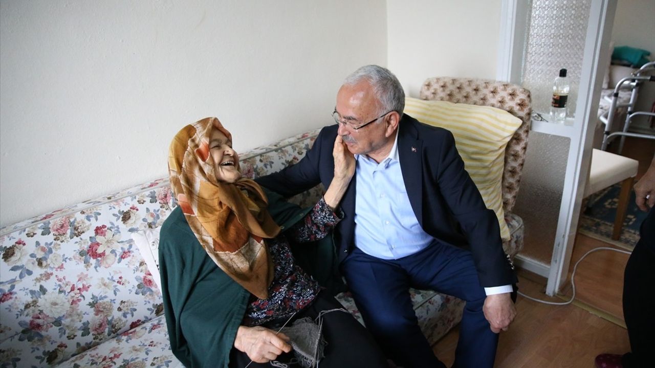 110 Yaşındaki Hayriye Nineye Anneler Günü Ziyareti