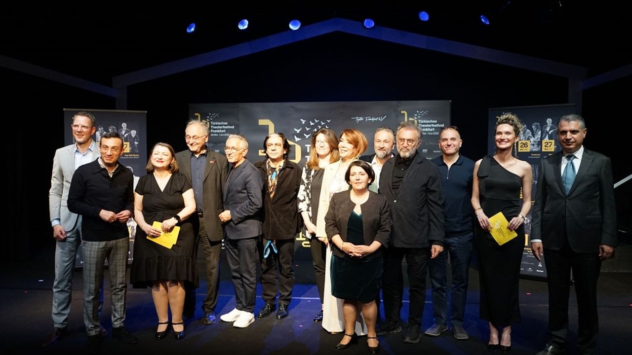 12. Frankfurt Türk Tiyatro Festivali 'Yenilmez' ile Başladı