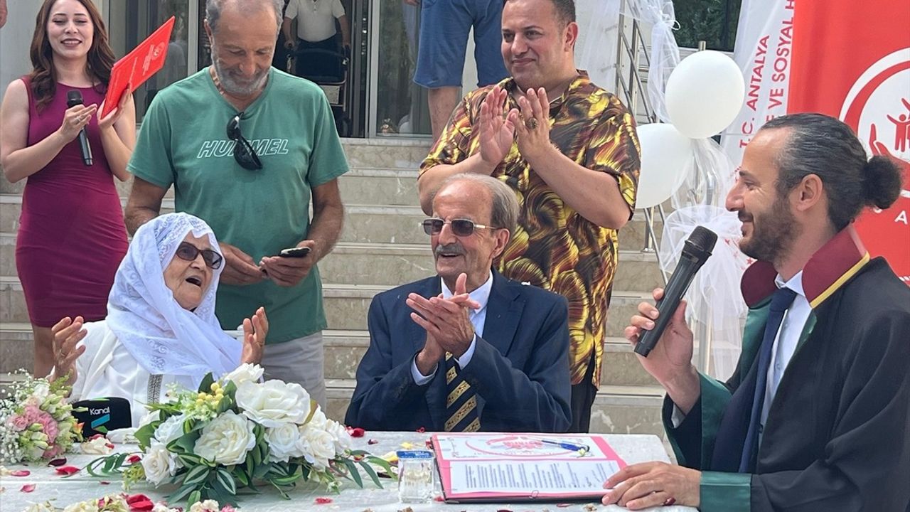 70 Yıllık Evlilikte Nikah Tazeleme: Depremzede Çiftin Duygu Dolu Anı