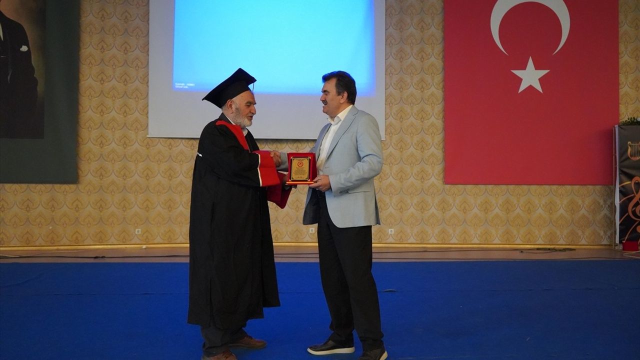 71 Yaşındaki Ziraat Mühendisi Dördüncü Üniversitesinden Mezun Oldu