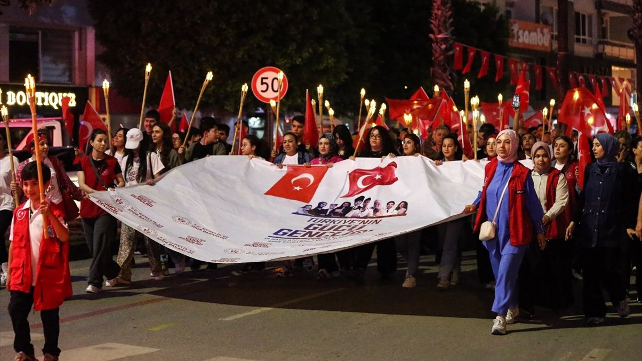 Adana'da Gençlik Haftası Fener Alayı Coşkusu