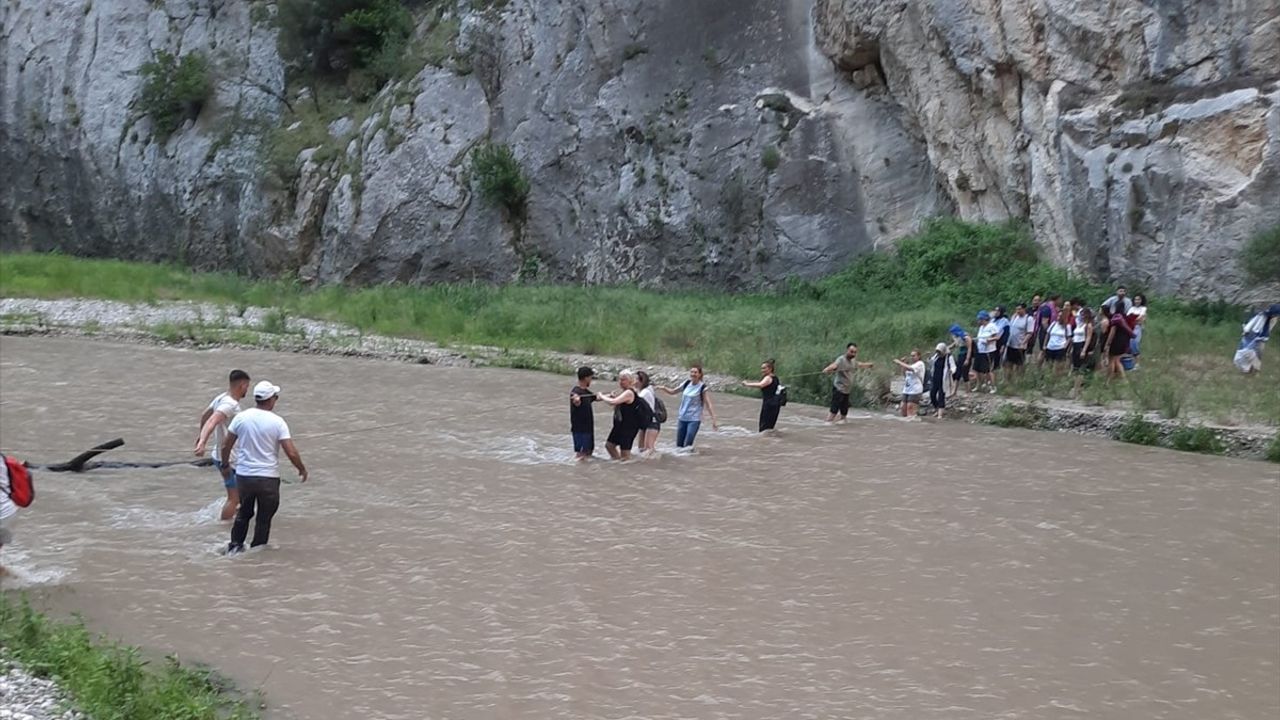 Adana'da Mahsur Kalanları Kurtaran Ekipler Su Seviyesi Yükseldi!