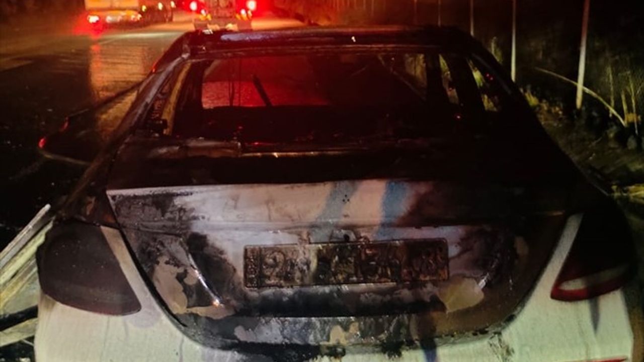 Adana'da Seyir Halindeki Otomobilin Yangını: Kullanılamaz Hale Geldi