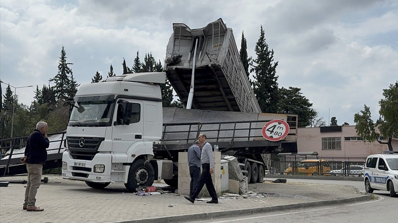 Adana'da Tırın Damperi Üst Geçidi Yıktı