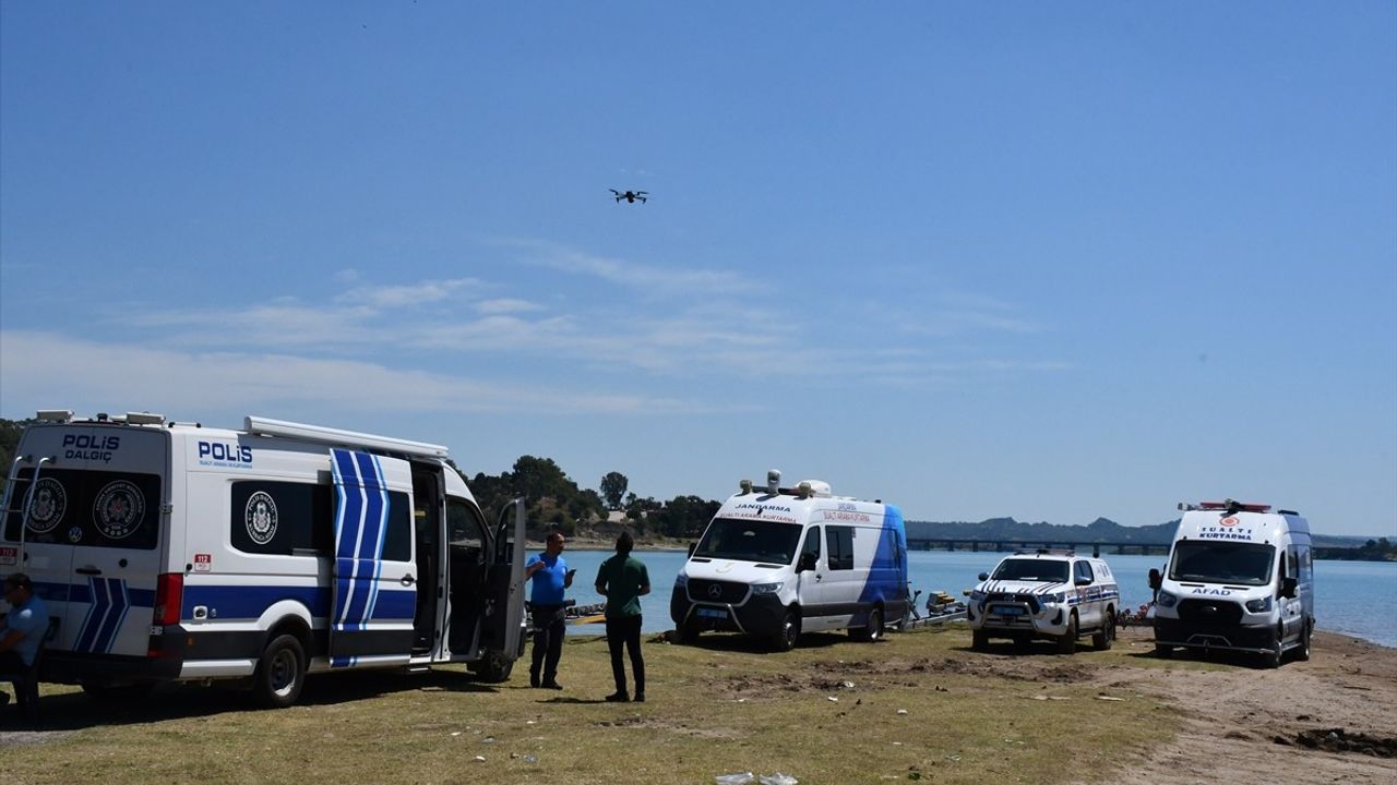 Adana Seyhan Baraj Gölü'nde Kaybolan Gencin Arama Çalışmaları Devam Ediyor