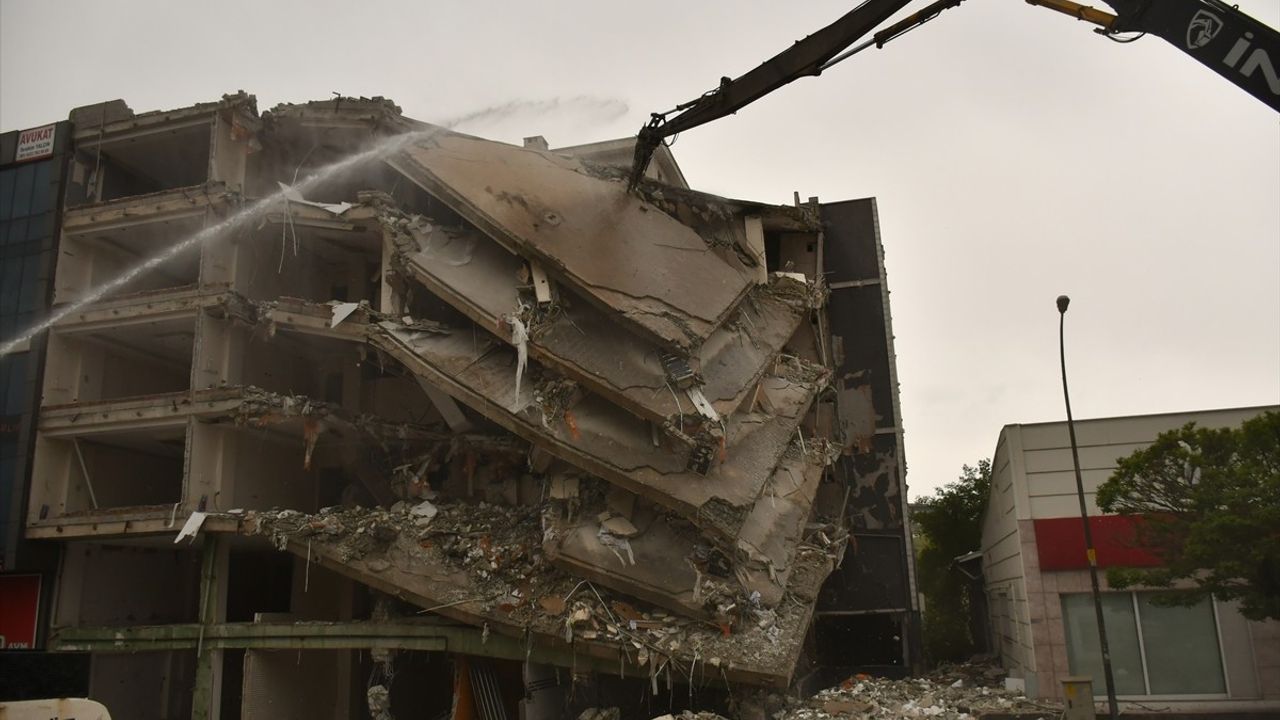Adıyaman'da Depremzedeler İçin Ağır Hasarlı Binaların Yıkımı Devam Ediyor