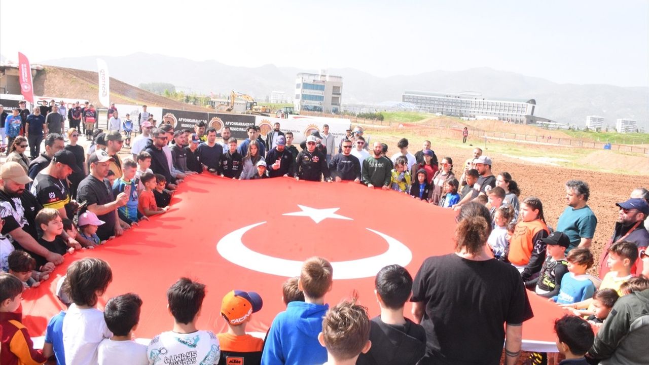 Afyonkarahisar'da Avrupa Gençler ve BMU Motokros Şampiyonaları Başladı