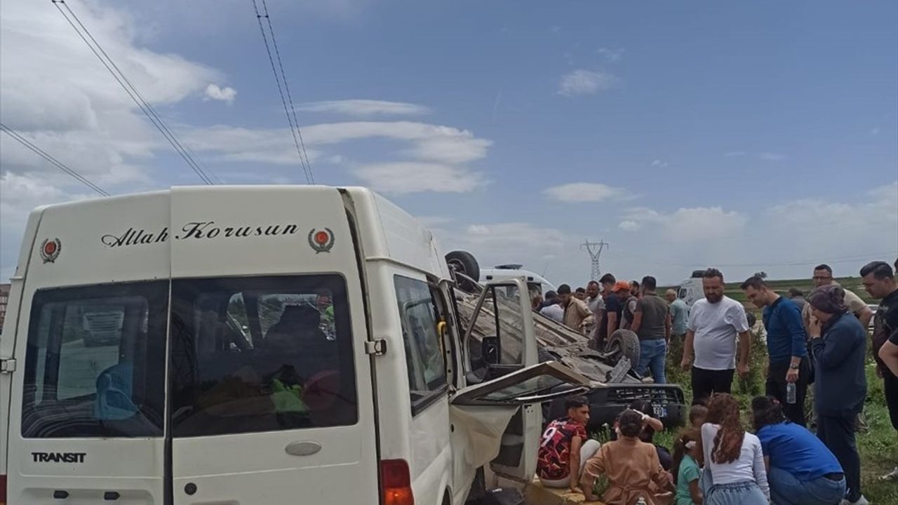 Afyonkarahisar'da Kamyonet ile Hafif Ticari Araç Çarpıştı: 9 Yaralı