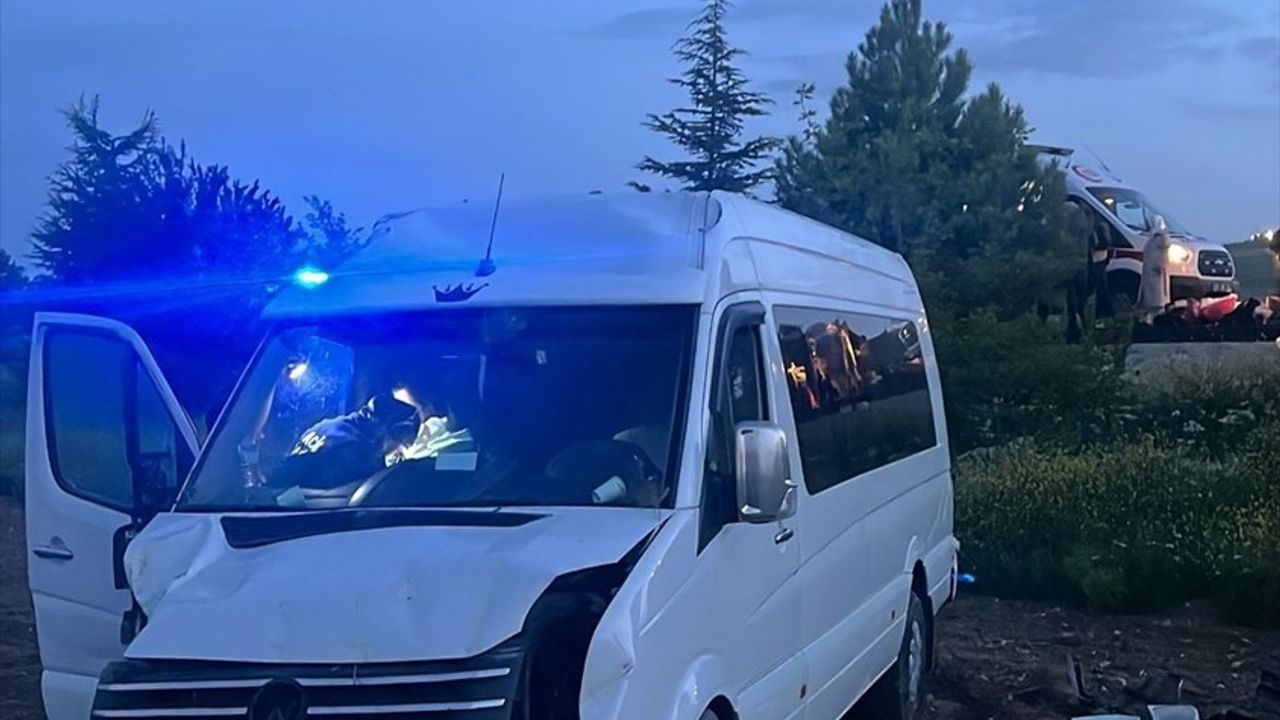 Afyonkarahisar'da Minibüs Kazasında 6 Yaralı