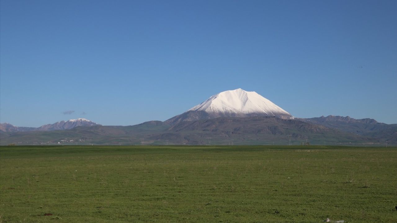 Ağrı'nın Kösedağ Zirvesi Baharda Beyaz Kıyafetine Büründü