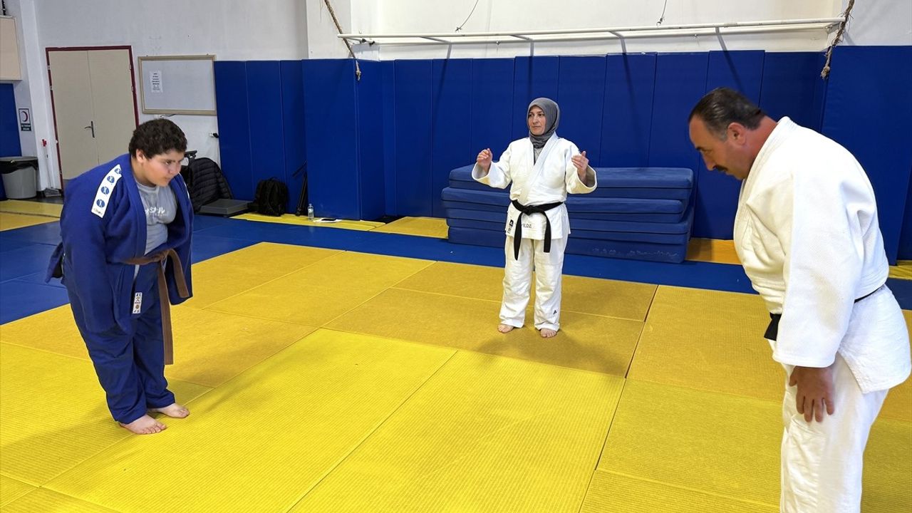 Aksaray'ın Judocu Müdürü Aslan Yıldız, Ailesiyle Gençlere Sporun Güzelliklerini Tanıtıyor