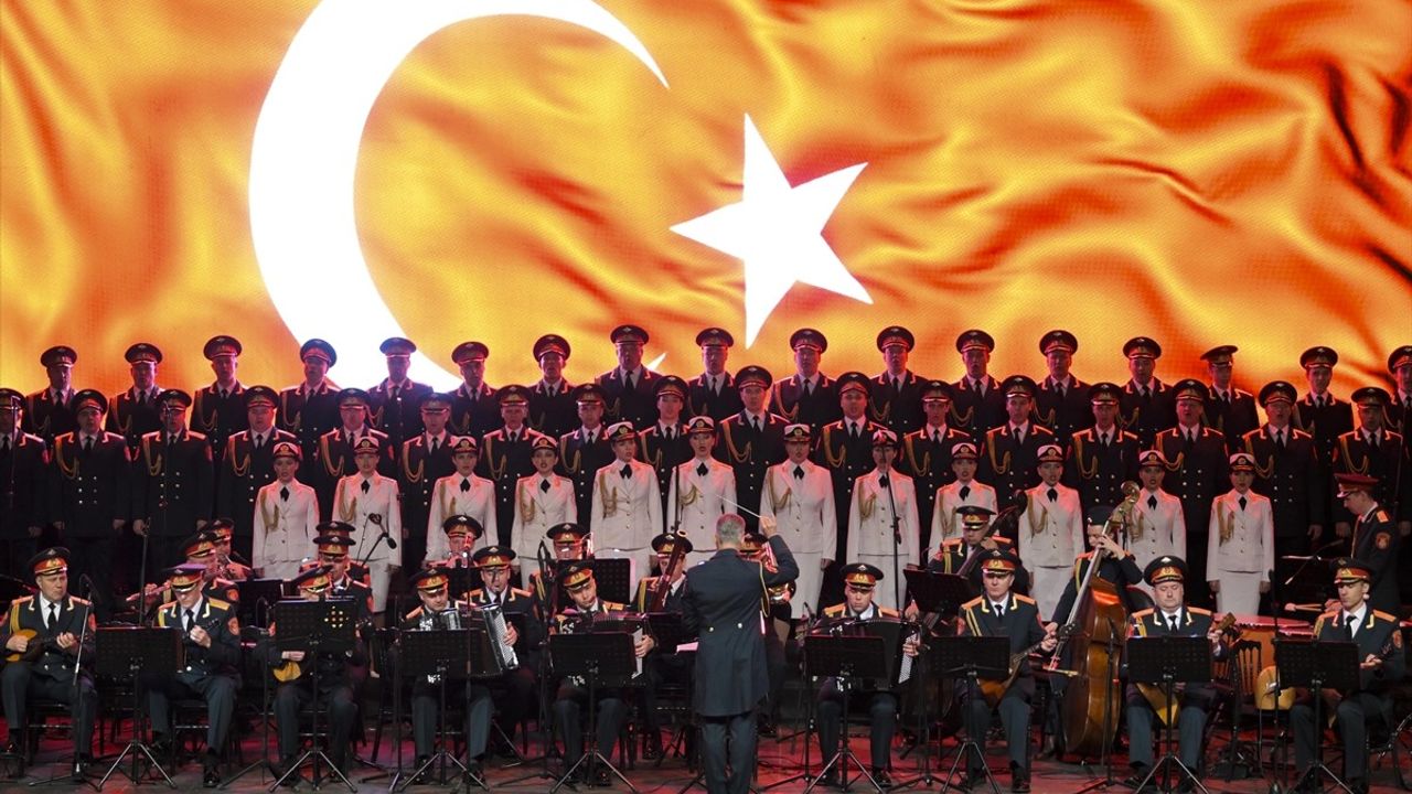 Aleksandrov Rus Kızılordu Korosu ve Dans Topluluğu Ankara'da Büyüledi