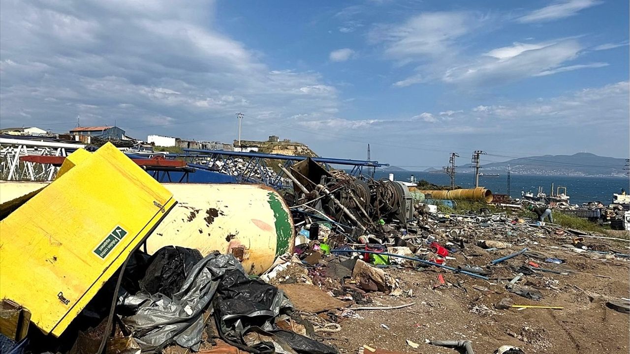 Aliağa'da Tonlarca Tehlikeli Atık Etrafa Saçıldı