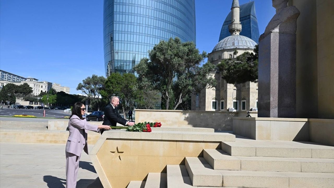 Aliyev, İkinci Dünya Savaşı Şehitlerini Andı