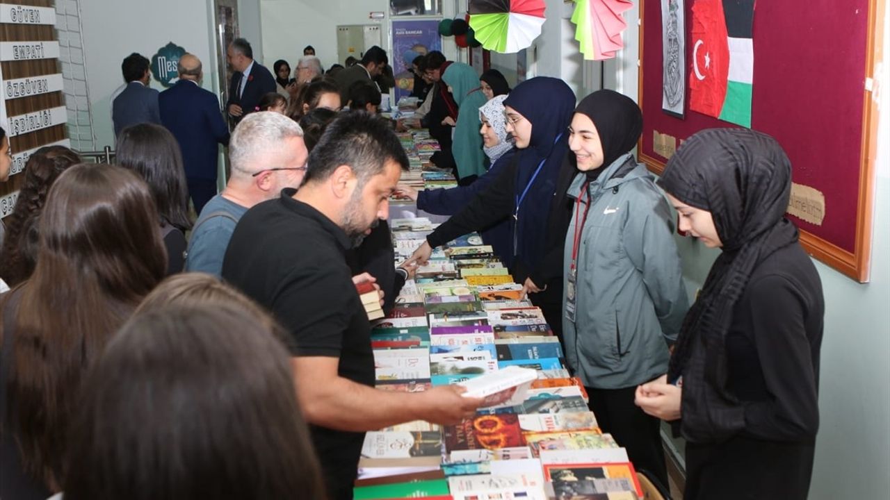 Amasya'daki Öğrenciler Gazze İçin Kitap Satışı Yaptı