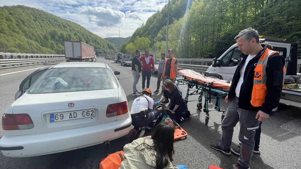 Anadolu Otoyolu'nda Oto Kurtarıcı ile Otomobil Çarpıştı: 3 Yaralı