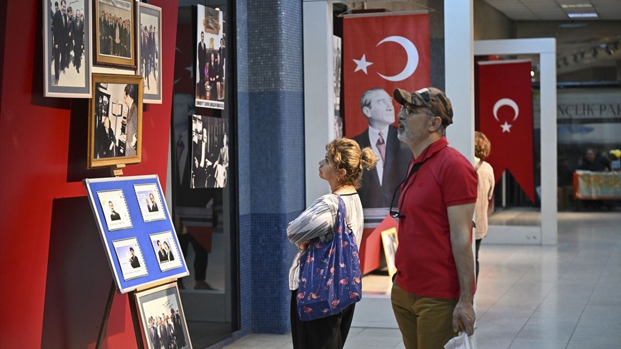 Ankara'da Bülent Ecevit'in Doğumunun 100. Yılı İçin Fotoğraf Sergisi Açıldı