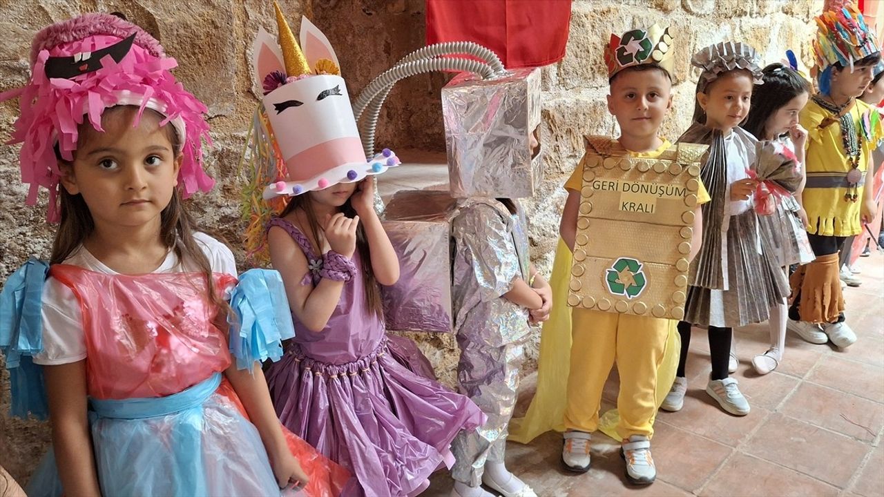 Ankara'da İlkokul Öğrencilerinden Atık Malzeme ile Moda Gösterisi