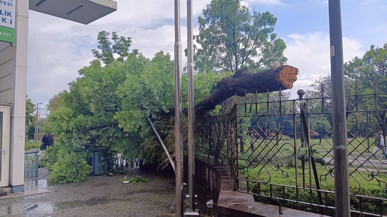 Ankara'da Sağanak ve Fırtına Hayatı Olumsuz Etkiledi