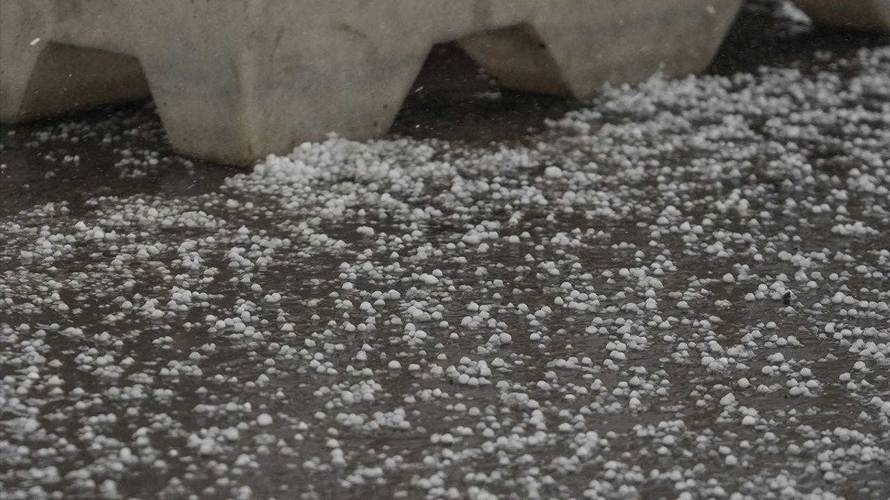 Ankara-Niğde Otoyolu'nda Yağmur ve Dolu Yağışı Etkili Oldu